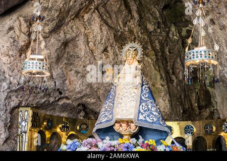 Cangas de Onis, Spanien. Skulptur unserer Lieben Frau von Covadonga, einer berühmten Pilgerstätte in Asturien Stockfoto