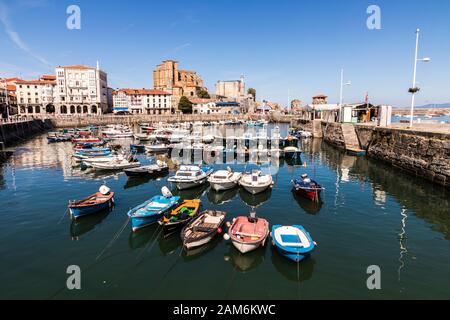 Castro Urdiales, Spanien. Blick auf Santa Maria de la Asunción Kirche und Burg von Santa Ana Leuchtturm in der Altstadt Stockfoto