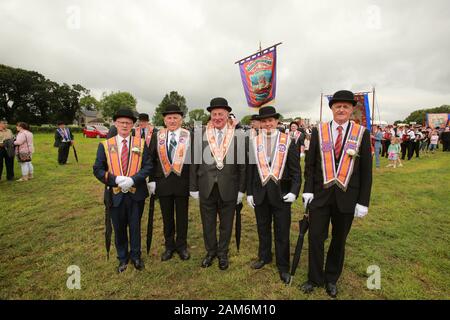 Der Großmeister der Grand Orange Lodge of Ireland, Edward Stevenson, tritt am 12. Juli 2019 in Ballyronan in die Orangemen ein. (Foto von Paul McErlane) Stockfoto