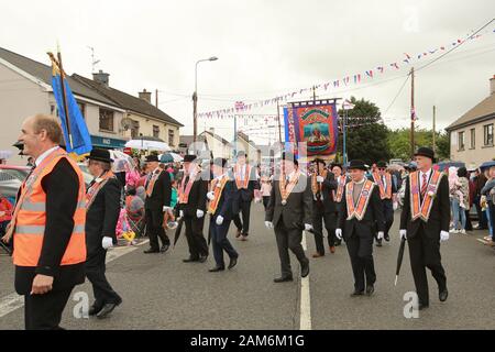 Großmeister der Grand Orange Lodge of Ireland, Edward Stevenson tritt am 12. Juli 2019 mit seinen Orangemen zur zwölften Demonstration in Ballyronan zusammen. (Foto von Paul McErlane) Stockfoto