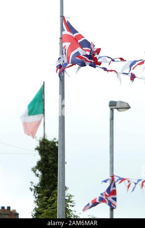 Am 12. Juli 2019 ist in Ballyronan neben britischen Flaggen eine Irish Tricolor zu sehen. Ein Orangeman sagte, es sollte allein gelassen werden, um eine gemeinsame Gemeinschaft zu zeigen. (Foto von Paul McErlane) Stockfoto