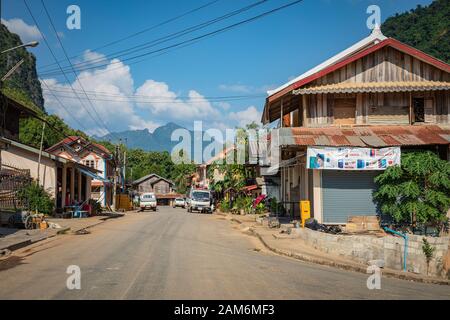 NONG KHIAW, LAOS - Oktober 14, 2019: Blick auf einer Straße in einem Dorf Nong Khiaw, Laos. Nong Khiaw ist ein rustikales, kleine Stadt am Ufer des OE-Fluss. Stockfoto