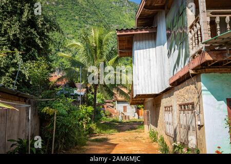 NONG KHIAW, LAOS - Oktober 14, 2019: Blick auf einer Straße in einem Dorf Nong Khiaw, Laos. Nong Khiaw ist ein rustikales, kleine Stadt am Ufer des OE-Fluss. Stockfoto