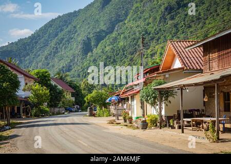 NONG KHIAW, LAOS - Oktober 14, 2019: Blick auf einer Straße in einem Dorf Nong Khiaw, Laos. Nong Khiaw ist ein rustikales, kleine Stadt am Ufer des OE-Fluss. Stockfoto