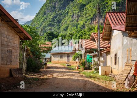 NONG KHIAW, LAOS - Oktober 14, 2019: Blick auf einer Straße in einem Dorf Nong Khiaw, Laos. Nong Khiaw ist ein rustikales, kleine Stadt am Ufer des OE-Fluss. Stockfoto