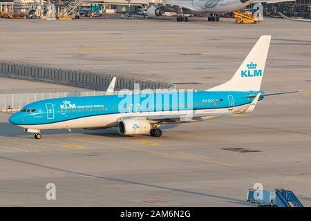 München, Deutschland - 2. April 2019: KLM Boeing 737 Flugzeug am Münchner Flughafen (MUC) in Deutschland. Boeing ist ein Flugzeughersteller mit Sitz in Seattle, Wash Stockfoto