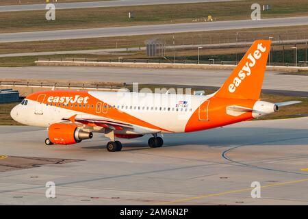 München, Deutschland - 2. April 2019: EasyJet Airbus A319 Flugzeug am Flughafen München (MUC) in Deutschland. Airbus ist ein Flugzeughersteller aus Toulouse, P. Stockfoto