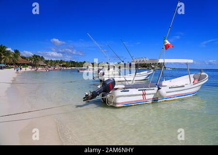 Karibischer weißer Strand mit Fischerbooten an der Riviera Maya, Küste von Yucatan, Quintana Roo, Mexiko Stockfoto