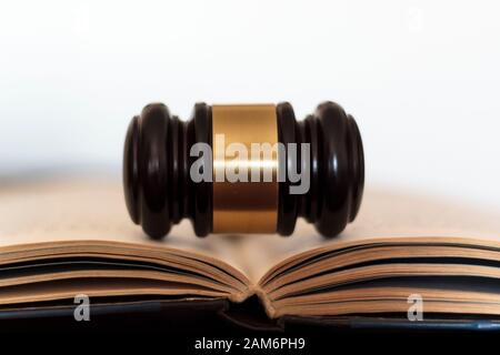 Richters Gavel auf dem offenen Buch. Gesetz- und Justizkonzept Stockfoto