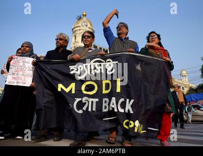 Kolkata, Indien. 11 Jan, 2019. Die Demonstranten halten ein Banner und Plakate und Parolen während der Demonstration. Demonstration gegen den Besuch von Indiens Ministerpräsident Narendra Modi und auch gegen (Staatsbürgerschaft Änderung Rechnung) oder Kabine, die indische Staatsbürgerschaft zu Nichtmuslimen in Afghanistan, Pakistan und Bangladesch, die von der indischen Regierung im Dezember 2019 verabschiedet und hat Gewalt, Streik und Protest auf der ganzen Indien erstellt. Credit: Avishek Das/SOPA Images/ZUMA Draht/Alamy leben Nachrichten Stockfoto