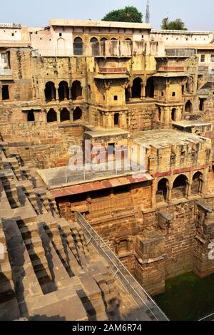 Abhaneri, Rajasthan, Indien - 8. November 2019:Chand Baori treten gut an Stockfoto