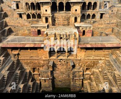 Abhaneri, Rajasthan, Indien - 8. November 2019:Chand Baori treten gut an Stockfoto