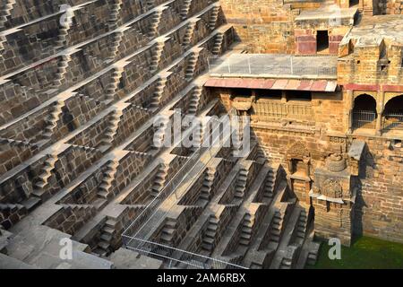 Abhaneri, Rajasthan, Indien - 8. November 2019:Chand Baori treten gut an Stockfoto