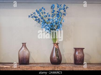 Blumenstrauß in einer Vase auf der Leiste im "Horse & Groom" inn, Bourton-on-the-Hill, Gloucestershire. Stockfoto