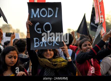 Ein Protestler Halt Ein Schild Das Sagt Dass Modi Wahrend Der Demonstration Zuruckkehrt Demonstration Gegen Den Besuch Von Indiens Premierminister Narendra Modi Und Auch Gegen Citizenship Amendment Bill Oder Cab Das Nicht Muslimen Afghanistans