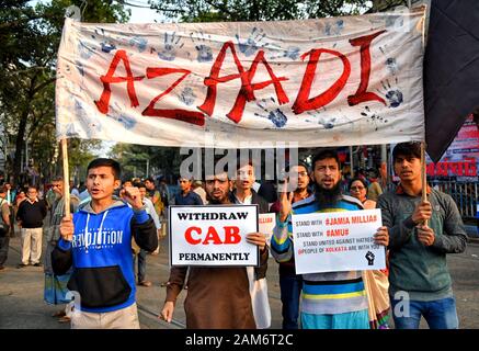 Kolkata, Indien. 11 Jan, 2019. Die Demonstranten halten ein Banner und Plakate und Parolen während der Demonstration. Demonstration gegen den Besuch von Indiens Ministerpräsident Narendra Modi und auch gegen (Staatsbürgerschaft Änderung Rechnung) oder Kabine, die indische Staatsbürgerschaft zu Nichtmuslimen in Afghanistan, Pakistan und Bangladesch, die von der indischen Regierung im Dezember 2019 verabschiedet und hat Gewalt, Streik und Protest auf der ganzen Indien erstellt. Credit: Avishek Das/SOPA Images/ZUMA Draht/Alamy leben Nachrichten Stockfoto