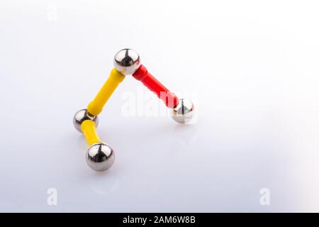 Magnet Spielzeug bars und magnetische Kugeln auf einem weißen Hintergrund Stockfoto