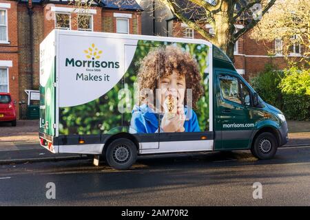 Eine morrisons.com online Supermarkt van Lieferung in einer Vorstadtstraße im Süden Londons. Stockfoto