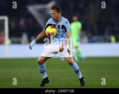 Stadio Olympico, Rom, Italien. 11 Jan, 2020. Serie A Fussball, Latium versus Napoli; Lucas Leiva Pezzini Latium steuert die Kugel - Redaktionelle Verwendung Credit: Aktion plus Sport/Alamy leben Nachrichten Stockfoto