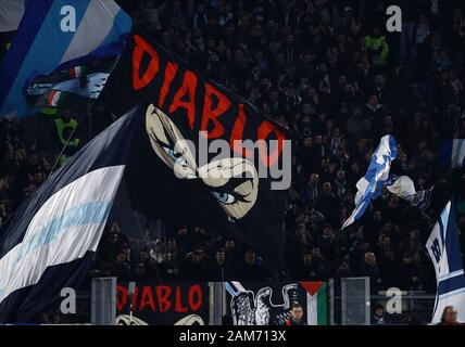 Stadio Olympico, Rom, Italien. 11 Jan, 2020. Serie A Fussball, Latium versus Napoli; Anhänger von Lazio zeigen ihre Fahnen - Redaktionelle Verwendung Credit: Aktion plus Sport/Alamy leben Nachrichten Stockfoto