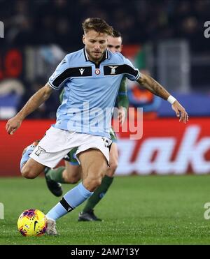 Stadio Olympico, Rom, Italien. 11 Jan, 2020. Serie A Fussball, Latium versus Napoli; Ciro unbeweglich Latium spielt den Ball upfield-redaktionelle Verwendung Credit: Aktion plus Sport/Alamy leben Nachrichten Stockfoto