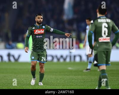 Stadio Olympico, Rom, Italien. 11 Jan, 2020. Serie A Fussball, Latium versus Napoli; Lorenzo Insigne Napoli Chats mit Teamkollegen - Redaktionelle Verwendung Credit: Aktion plus Sport/Alamy leben Nachrichten Stockfoto