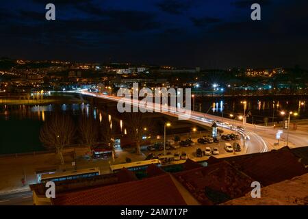 Allgemeiner Blick über den Fluss Mondego bei Nacht in Coimbra Portugal Stockfoto