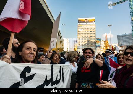 Demonstranten der Frauen demonstrierten am 11. Januar zwischen Dawra und dem parlament. Tag des libanesischen Aufstands gegen politische Korruption und Stockfoto