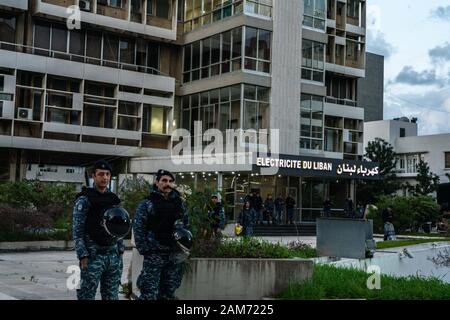 Die Sicherheitskräfte der Polizei schützen den Eingang der "Electricité du Liban" nach Feuerwerkswürfen einiger Demonstranten am 11. Januar zwischen da Stockfoto