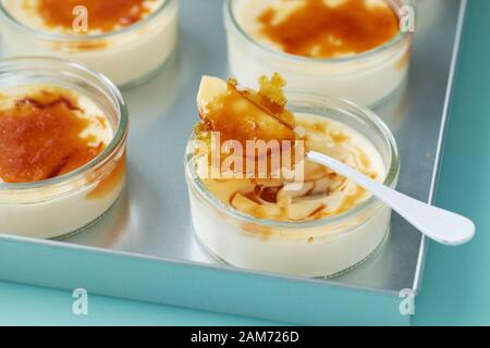 Detailansicht eines Teils der Crème brûlée Dessert gekrönt mit karamellisierten Zucker Stockfoto