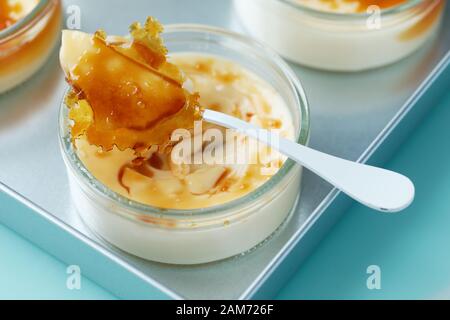 Detailansicht eines Teils der Crème brûlée Dessert gekrönt mit karamellisierten Zucker Stockfoto