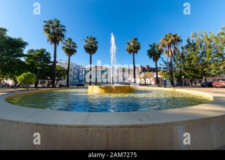 Silves, Algarve, Portugal. Marktplatz mit Brunnen Stockfoto