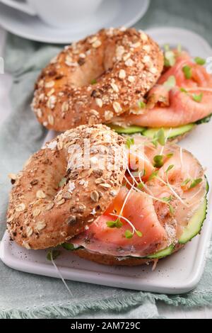 Zwei bagel Sandwiches mit in Scheiben geschnittenen Lachs Salz, Sahne, Käse, Gurken, und Micro Grüns closeup Stockfoto