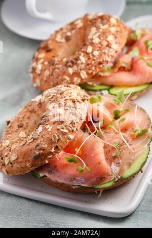 Zwei bagel Sandwiches mit in Scheiben geschnittenen Lachs Salz, Sahne, Käse, Gurken, und Micro Grüns closeup Stockfoto