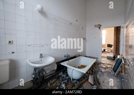 Altes Badezimmer während der Renovierung - flaches Sanierungskonzept Stockfoto