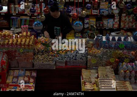 Süße in der überdachten Marktstand - Starowislna - Altstadt, Danzig, Polen Stockfoto