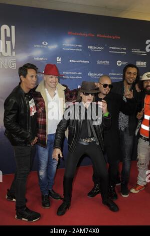 Udo Lindenberg und Culcha Candela bei der Premiere des Kinofilms 'Lindenberg! Mach dein Ding!' im Kino International. Berlin, 10.01.2020 Stockfoto