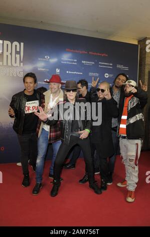 Udo Lindenberg und Culcha Candela bei der Premiere des Kinofilms 'Lindenberg! Mach dein Ding!' im Kino International. Berlin, 10.01.2020 Stockfoto