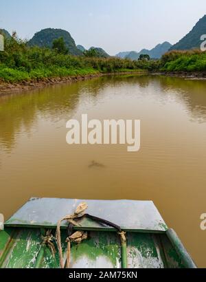 Sampan am Fluss mit Blick auf Kalkkarstberge, Ninh Binh, Vietnam, Asien Stockfoto