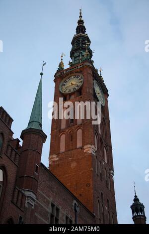 Der Uhrturm des Hauptstadtsaals von Gdańsk, historischer Ratusz an der Kreuzung von Long Lane und Long Market, Danzig-Polen Stockfoto
