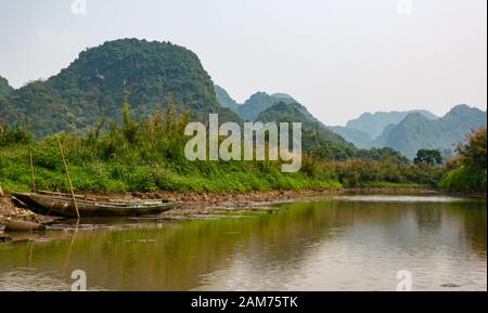 Sampaniert am Fluss mit Blick auf Kalkkarstberge, Ninh Binh, Vietnam, Asien Stockfoto