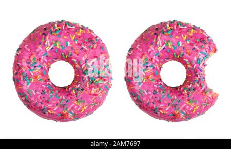 Zwei donuts verziert mit bunten Streuseln auf weißem Hintergrund. Flach. Stockfoto