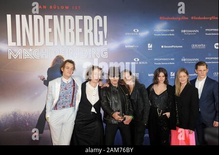 Jan Bülow, Hermine Huntgeburth, Udo Lindenberg, Jeanette Hain, Ruby O. Fee, Julia Jentsch und Max von der Groeben bei der Premiere des Kinofilms 'Lind Stockfoto