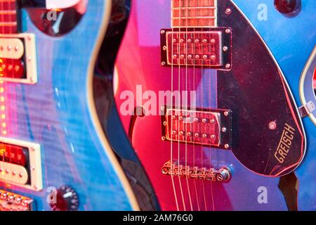 In einem Geschäft in Cardiff, South Wales, werden Gitarren verkauft Stockfoto