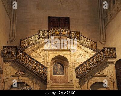 Goldenes Treppenhaus aus der Renaissance Nordarm des Querschiffs in der Kathedrale der Heiligen Maria von Burgos, in der Stadt Burgos im Baskenland in Nordspanien Stockfoto