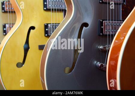 In einem Geschäft in Cardiff, South Wales, werden Gitarren verkauft Stockfoto