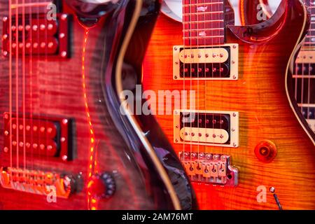 In einem Geschäft in Cardiff, South Wales, werden Gitarren verkauft Stockfoto