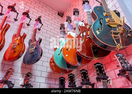 In einem Geschäft in Cardiff, South Wales, werden Gitarren verkauft Stockfoto