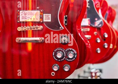 In einem Geschäft in Cardiff, South Wales, werden Gitarren verkauft Stockfoto