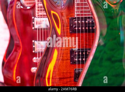 In einem Geschäft in Cardiff, South Wales, werden Gitarren verkauft Stockfoto